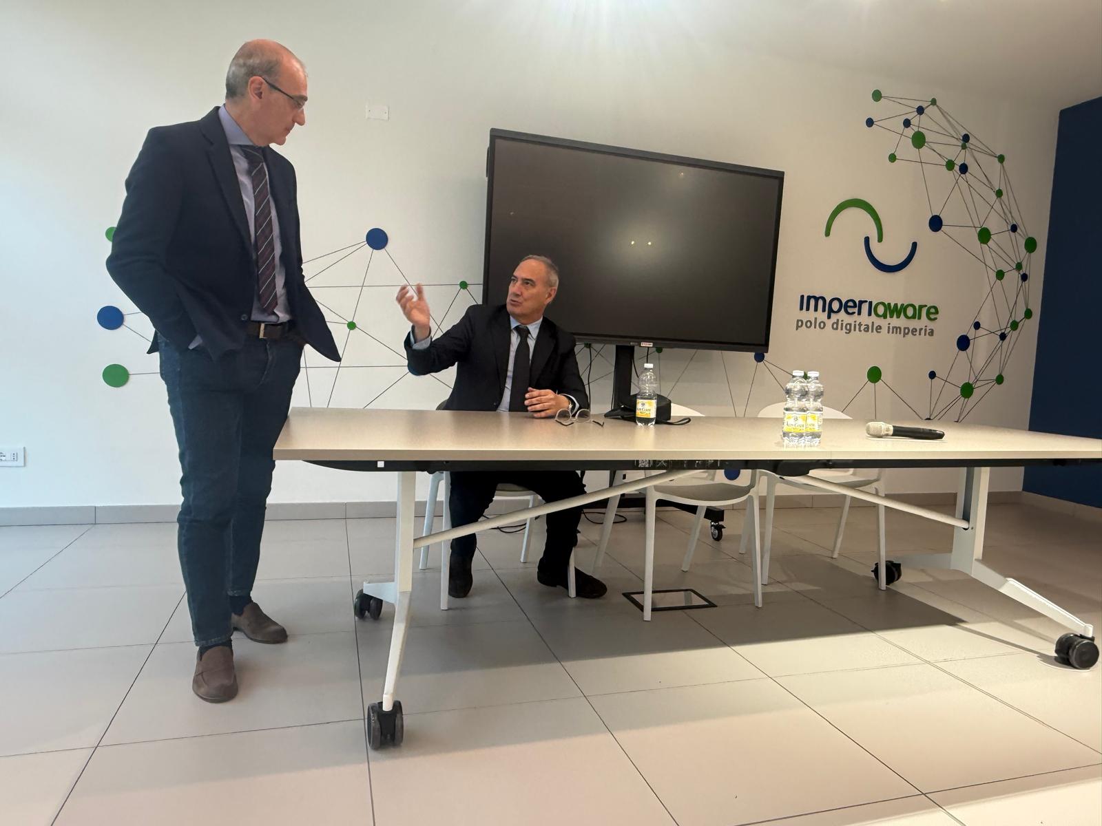 Fare rete tra imprese: Italy & Partners incontra le aziende imperiesi Creare connessioni tra imprese, favorire la collaborazione e individuare nuove opportunità di mercato, in particolare nel rapporto con la pubblica amministrazione. Con questi obiettivi Italy & Partners ha partecipato di recente a un incontro presso Imperiaware, il centro promosso da Confindustria Imperia che ospita diverse imprese locali attive nei settori IT e ICT. L’iniziativa nasce anche grazie al coinvolgimento del presidente di Confindustria Imperia, Luciano Tesorini, e punta a valorizzare uno spazio pensato proprio per favorire la collaborazione tra aziende. Imperiaware, infatti, riunisce nello stesso luogo diverse imprese tecnologiche del territorio, permettendo loro non solo di condividere spazi e servizi, ma anche di confrontarsi e sviluppare progetti insieme. Un workshop per condividere esperienze e opportunità Durante l’incontro, che si è svolto lunedì 23 marzo 2026, Italy & Partners ha organizzato un workshop rivolto alle aziende della provincia di Imperia presenti. L’obiettivo era quello di raccontare le attività della società e mostrare come la collaborazione tra imprese possa facilitare lo sviluppo di servizi e progetti destinati alla pubblica amministrazione locale. Nel corso del workshop sono stati presentati anche alcuni dei principali partner con cui Italy & Partners collabora già oggi, tra cui Almaviva, Yalla Security, CertAI, Invisiblefarm, Urban Innovators Global e Urban Futures, realtà che lavorano su progetti di innovazione e sviluppo urbano in diversi contesti nazionali e internazionali. Per le imprese del territorio imperiese, entrare in relazione con queste reti può rappresentare un’opportunità per ampliare i propri contatti, partecipare a nuovi progetti e accedere a mercati più ampi. Quali sono le opportunità per il territorio imperiese? Uno dei temi centrali dell’incontro è stato l’accordo quadro tra Italy & Partners e Almaviva, che prevede la possibilità di sviluppare progetti e servizi dedicati alla pubblica amministrazione insieme ad aziende partner. In questo scenario, le imprese ospitate da Imperiaware potrebbero contribuire con le proprie competenze e soluzioni tecnologiche, partecipando allo sviluppo di servizi digitali destinati agli enti pubblici. Il valore delle reti di impresa: un esempio dal bresciano Durante l’incontro è stata inoltre presentata l’esperienza della rete d’impresa IOBO, attiva a Brescia e coinvolta anche in iniziative legate alla space economy. Si tratta di un esempio concreto di come la collaborazione tra aziende possa aiutare le imprese ad accedere a progetti più grandi, raggiungere nuovi clienti e partecipare a opportunità di finanziamento. Proprio per questo è emersa l’ipotesi di creare collegamenti tra le imprese dell’imperiese e la rete IOBO, per capire se alcune esperienze di collaborazione possano essere replicate anche in questo territorio. Gli obbiettivi dell’incontro L’incontro rappresenta quindi un primo momento di confronto tra Italy & Partners, le imprese presenti a Imperiaware e i partner della rete. L’obiettivo è capire se esistono le condizioni per sviluppare nuove collaborazioni e servizi dedicati alle imprese e alla pubblica amministrazione del territorio, costruendo insieme nuove opportunità di progetto e di mercato.